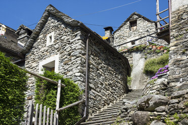 Schweiz, Tessin, Corippo, typische Natursteinhäuser - WEF000213