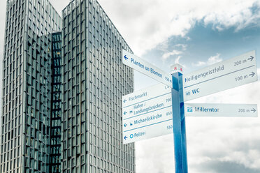 Germany, Hamburg, signpost in front of Dancing Towers - CSTF000408