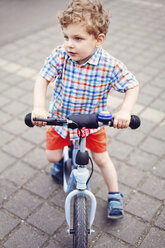 Porträt eines kleinen Jungen mit Motorroller - AFF000085