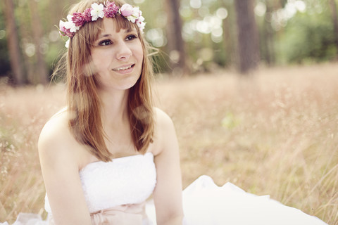 Porträt der Braut im weißen Hochzeitskleid und mit Blumen, lizenzfreies Stockfoto