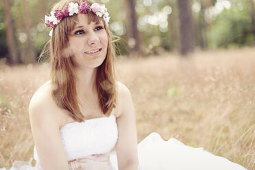 Porträt der Braut im weißen Hochzeitskleid und mit Blumen - AFF000075