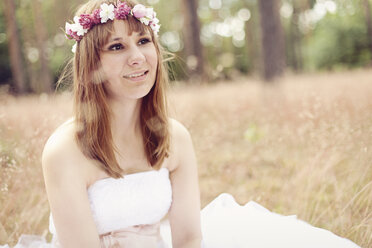 Portrait of bride wearing white wedding dress and flowers - AFF000075