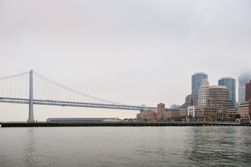 USA, Kalifornien, San Francisco, Oakland Bay Bridge und südlicher Teil der Skyline am Morgen - BRF000723