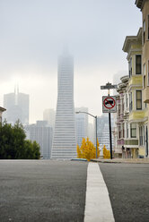 USA, Kalifornien, San Francisco, Transamerica Pyramid und Häuser entlang der Montgomery Street - BRF000734