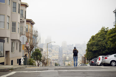 USA, Kalifornien, San Francisco, Frau auf der Straße, die ein Foto macht - BRF000738