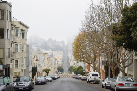 USA, California, San Francisco, houses and parked cars along Chestnut Street stock photo