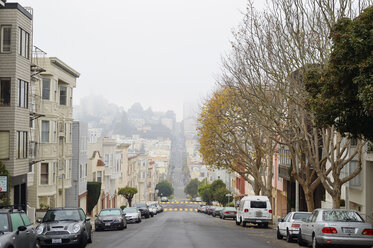 USA, Kalifornien, San Francisco, Häuser und geparkte Autos entlang der Chestnut Street - BRF000741