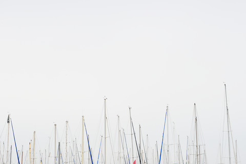USA, Kalifornien, San Francisco, Masten und grauer Himmel, lizenzfreies Stockfoto