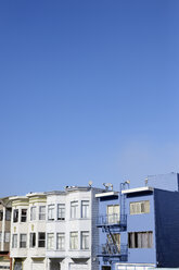 USA, Kalifornien, San Francisco, Häuserzeile unter blauem Himmel - BRF000753