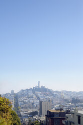 USA, Kalifornien, San Francisco, Blick von der Lombard Street auf Telegraph Hill mit Coit Tower - BRF000755