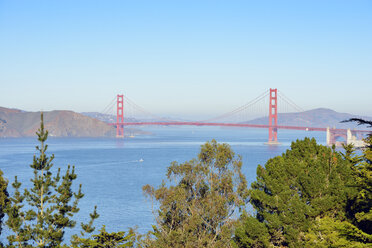 USA, Kalifornien, San Francisco, Blick von Lands End zur Golden Gate Bridge - BRF000698