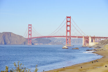 USA, California, San Francisco, Baker Beach and Golden Gate Bridge - BR000759