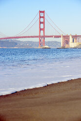 USA, Kalifornien, San Francisco, Baker Beach und Golden Gate Bridge - BRF000749