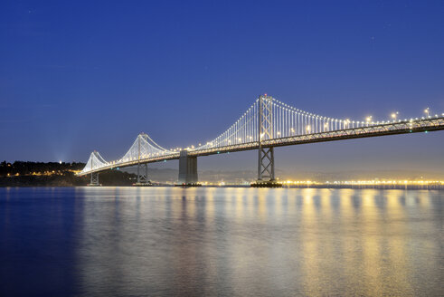 USA, Kalifornien, San Francisco, Oakland Bay Bridge und Yerba Buena Island bei Nacht - BRF000702