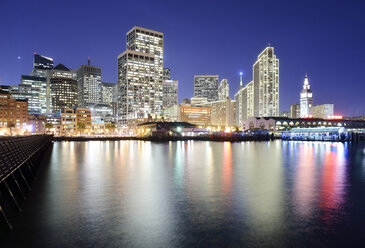 USA, Kalifornien, San Francisco, Skyline mit Ferry Building bei Nacht - BRF000704