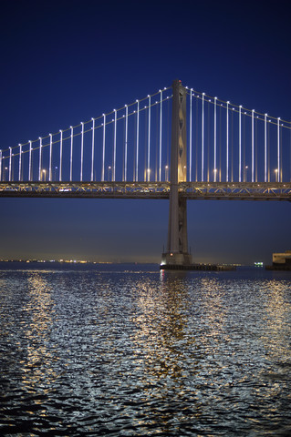 USA, Kalifornien, San Francisco, Oakland Bay Bridge bei Nacht, lizenzfreies Stockfoto