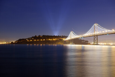 USA, Kalifornien, San Francisco, Oakland Bay Bridge und Yerba Buena Island bei Nacht - BRF000775