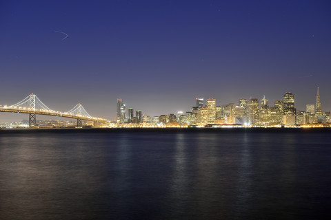 USA, Kalifornien, San Francisco, Oakland Bay Bridge und Skyline des Financial District bei Nacht, lizenzfreies Stockfoto