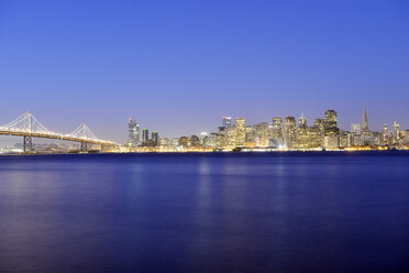 USA, Kalifornien, San Francisco, Oakland Bay Bridge und Skyline des Financial District in der blauen Stunde - BR000705