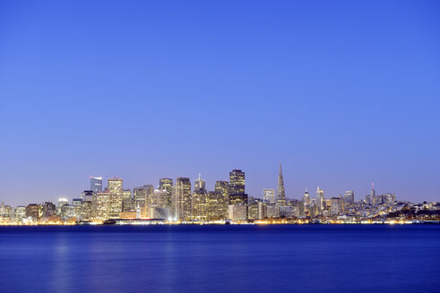 USA, Kalifornien, San Francisco, Skyline des Finanzviertels mit Transamerica Pyramid in der blauen Stunde - BRF000706