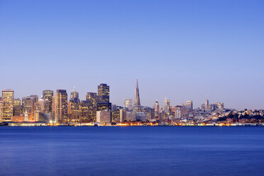 USA, Kalifornien, San Francisco, Skyline des Finanzviertels mit Transamerica Pyramid in der blauen Stunde - BR000781