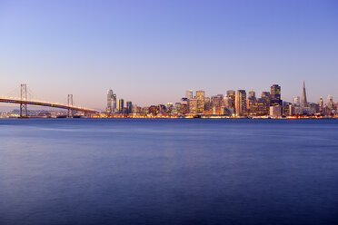 USA, Kalifornien, San Francisco, Oakland Bay Bridge und Skyline des Financial District bei Sonnenaufgang - BR000782
