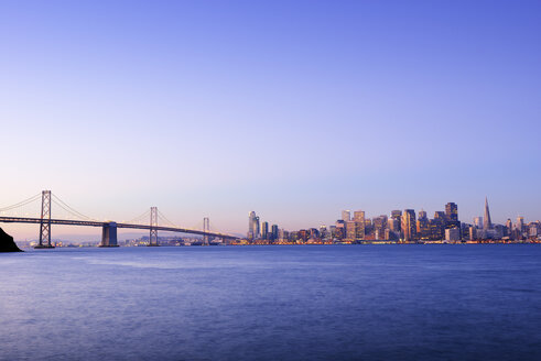 USA, Kalifornien, San Francisco, Oakland Bay Bridge im Morgenlicht - BRF000776