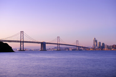 USA, Kalifornien, San Francisco, Oakland Bay Bridge im Morgenlicht - BRF000777