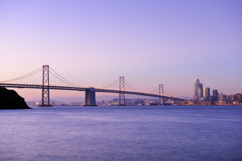 USA, Kalifornien, San Francisco, Oakland Bay Bridge im Morgenlicht - BRF000777
