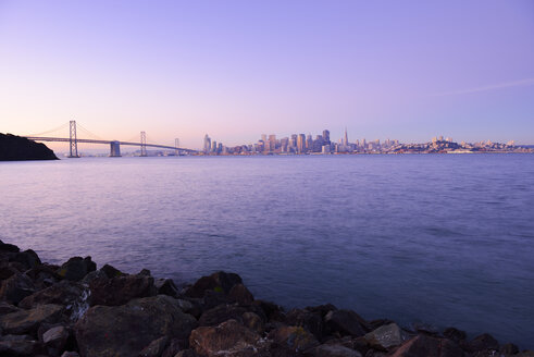 USA, California, San Francisco, Oakland Bay Bridge and skyline of Financial District in morning light - BR000708