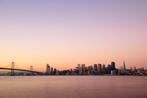 USA, Kalifornien, San Francisco, Oakland Bay Bridge und Skyline des Financial District im Morgenlicht - BRF000709