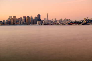 USA, Kalifornien, San Francisco, Skyline im Morgenlicht - BRF000710