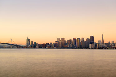 USA, Kalifornien, San Francisco, Oakland Bay Bridge und Skyline des Financial District im Morgenlicht - BRF000711