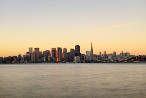 USA, Kalifornien, San Francisco, Skyline im Morgenlicht - BR000783