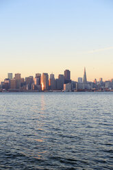 USA, Kalifornien, San Francisco, Skyline des Finanzviertels im Morgenlicht - BRF000784