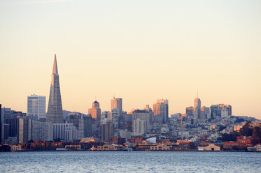 USA, Kalifornien, San Francisco, Skyline mit Transamerica Pyramid im Morgenlicht - BRF000785