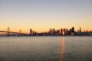 USA, Kalifornien, San Francisco, Oakland Bay Bridge und Skyline des Financial District im Morgenlicht - BRF000786