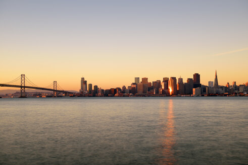 USA, Kalifornien, San Francisco, Oakland Bay Bridge und Skyline des Financial District im Morgenlicht - BRF000786