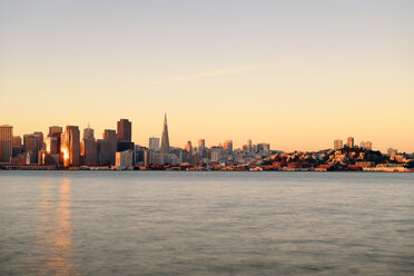 USA, Kalifornien, San Francisco, Skyline im Morgenlicht - BR000712