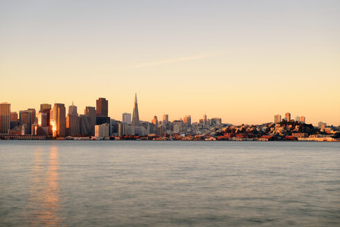 USA, Kalifornien, San Francisco, Skyline im Morgenlicht - BR000712