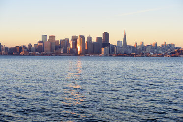 USA, Kalifornien, San Francisco, Skyline im Morgenlicht - BRF000713