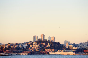 USA, Kalifornien, San Francisco, Skyline von North Beach und Telegraph Hill im Morgenlicht - BRF000714