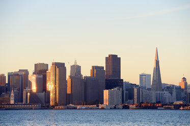 USA, California, San Francisco, skyline of financial district with Transamerica Pyramid in morning light - BRF000715