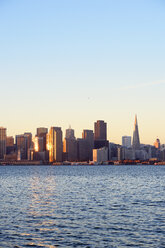 USA, Kalifornien, San Francisco, Skyline des Finanzviertels mit Transamerica Pyramid im Morgenlicht - BR000675