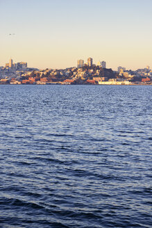 USA, Kalifornien, San Francisco, Telegraph Hill und Coit Tower im Morgenlicht - BRF000676