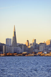 USA, Kalifornien, San Francisco, Skyline mit Transamerica Pyramid im Morgenlicht - BRF000677