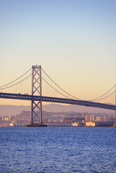 USA, Kalifornien, San Francisco, Oakland Bay Bridge im Morgenlicht - BRF000678