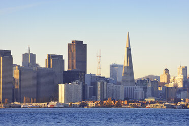 USA, Kalifornien, San Francisco, Skyline mit Transamerica Pyramid im Morgenlicht - BRF000679