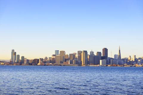 USA, Kalifornien, San Francisco, Skyline des Financial District im Morgenlicht, lizenzfreies Stockfoto
