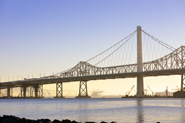 USA, Kalifornien, San Francisco, Oakland Bay Bridge in der Morgensonne - BR000717